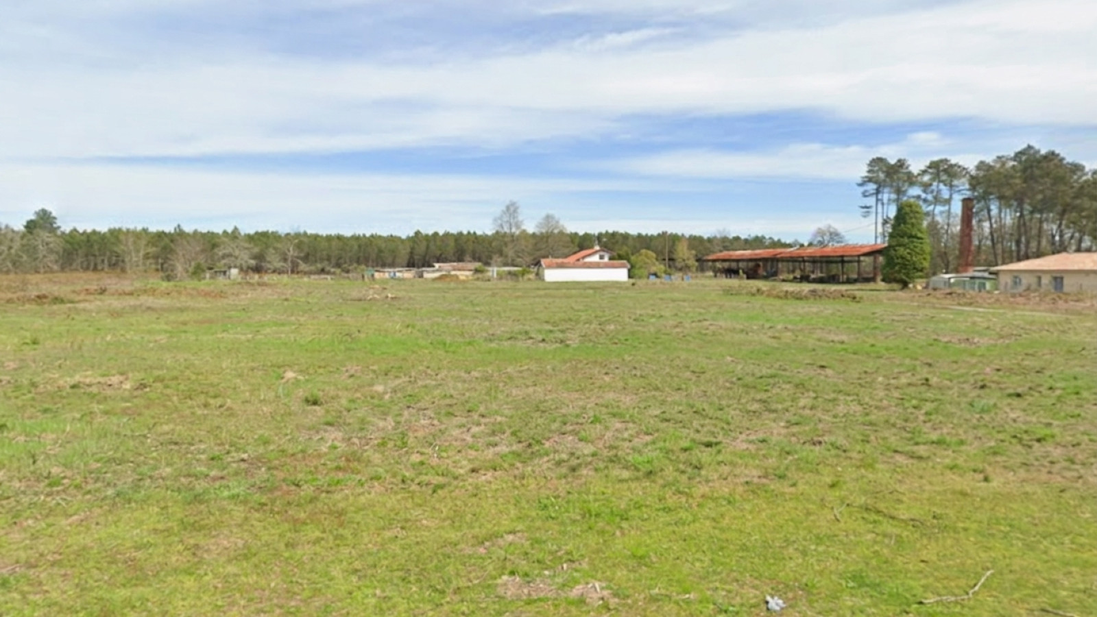 Terrain constructible de 559m2 à Laluque