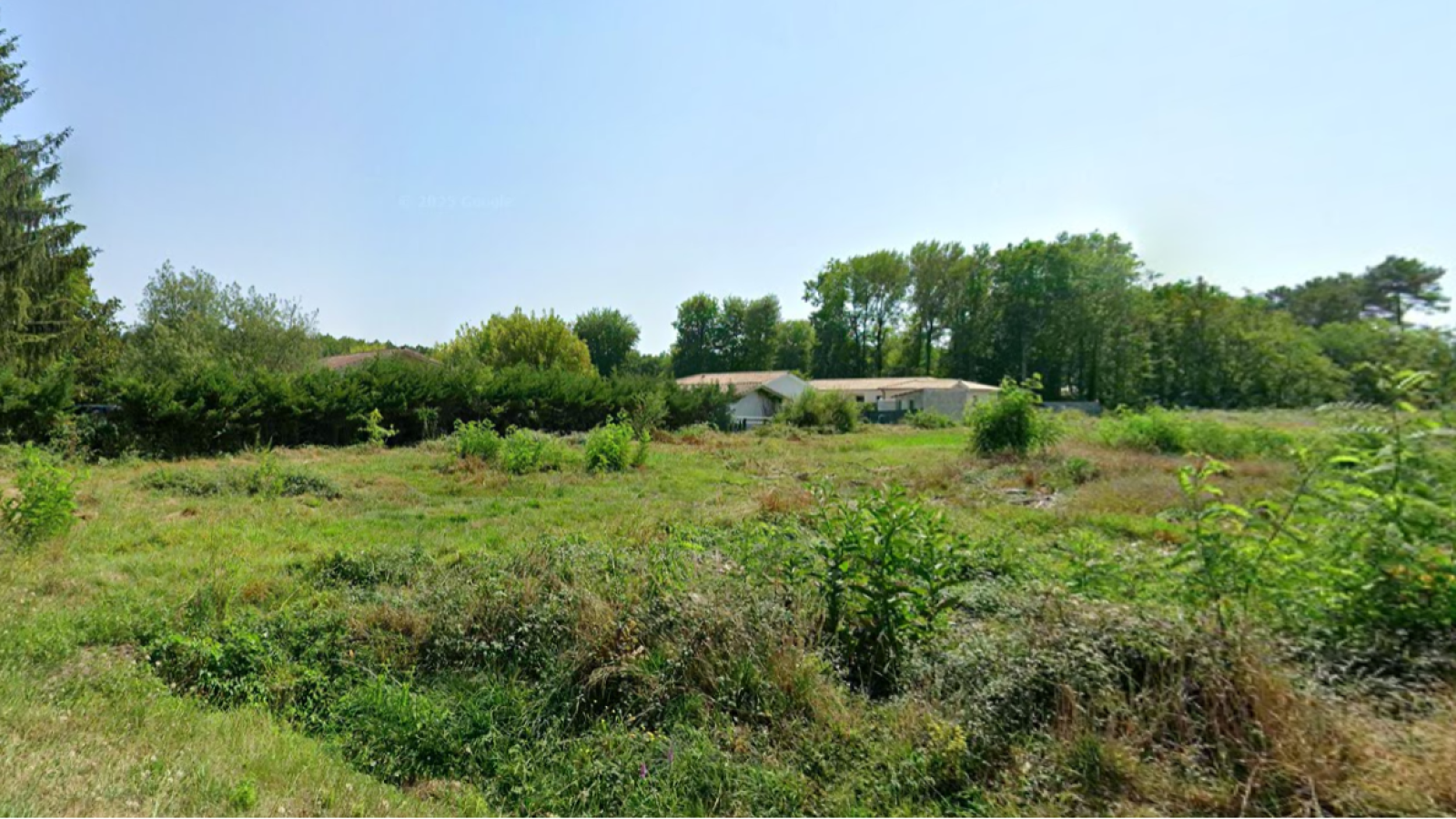 Terrain constructible de 441m2 à Salles