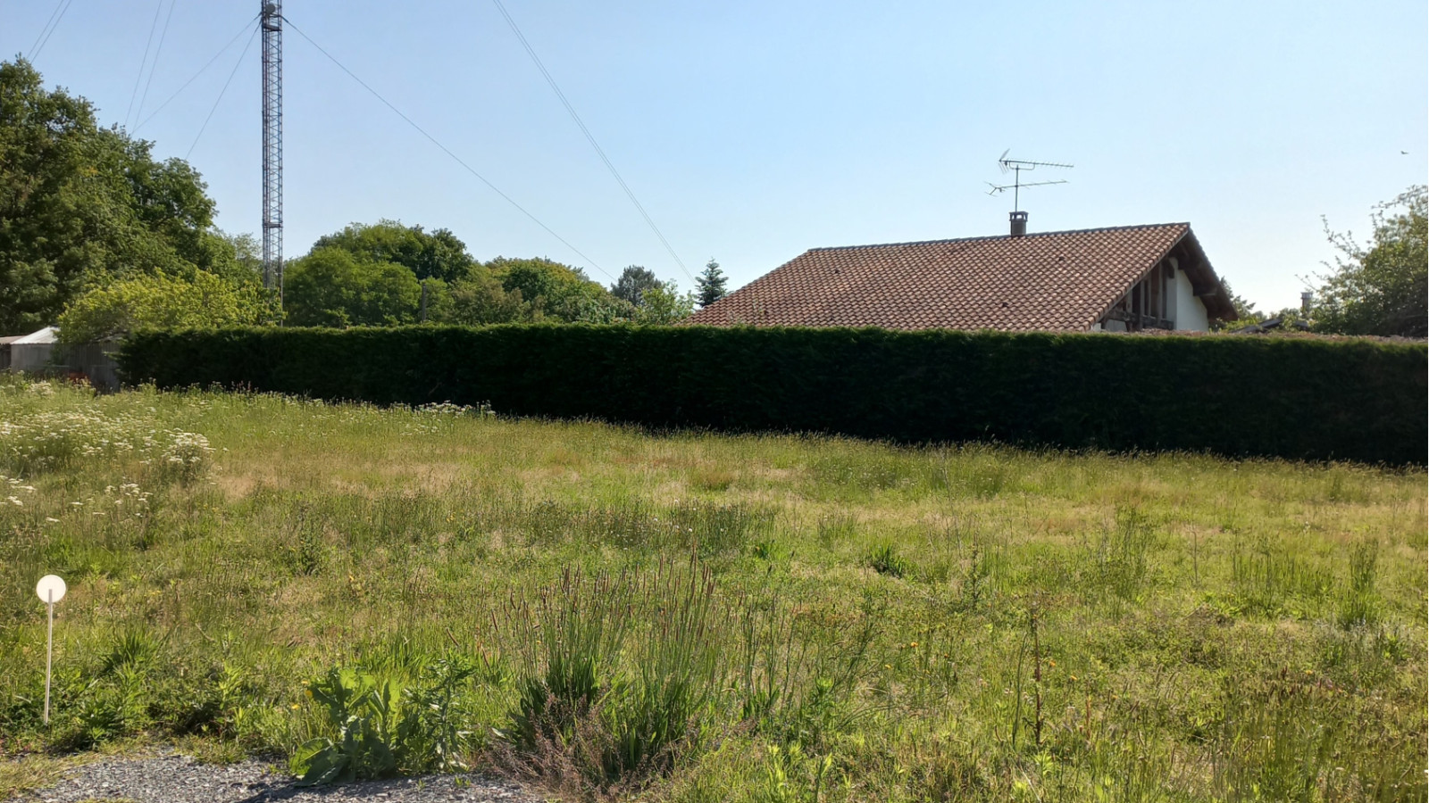 Terrain constructible de 400m2 à Salles