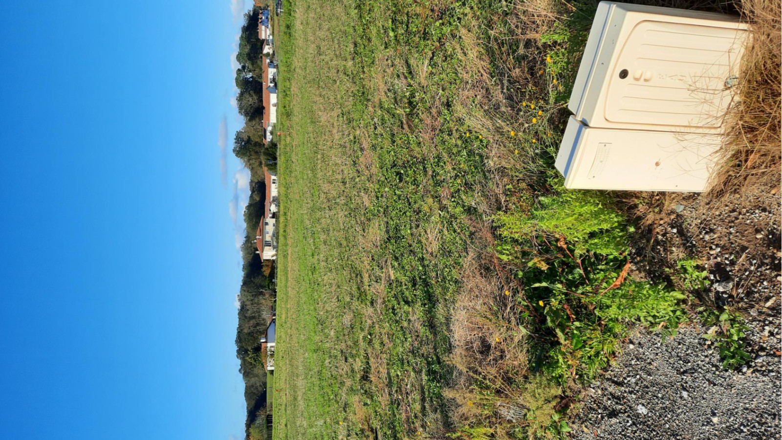Terrain constructible de 1000m2 à Hinx