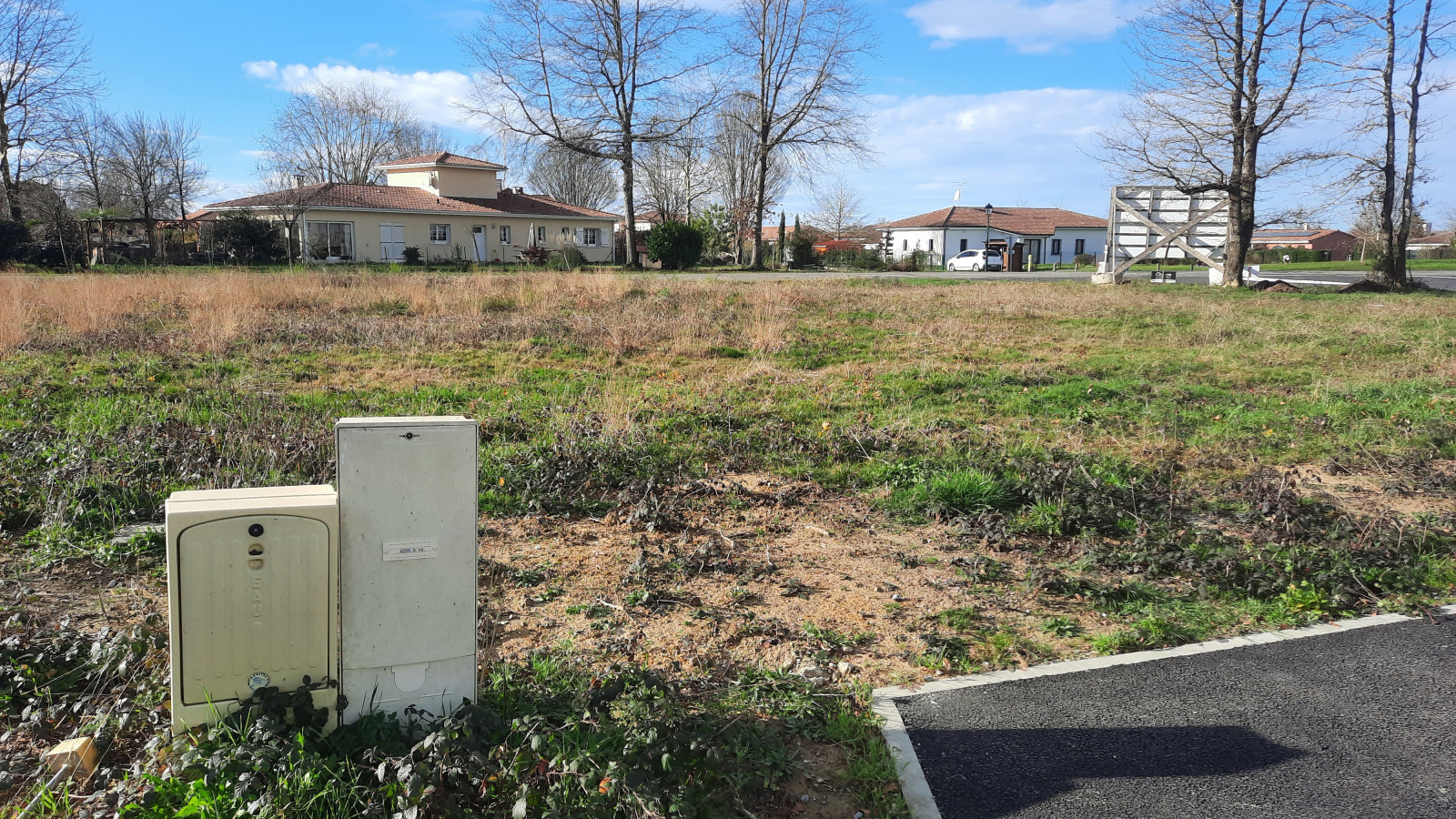 Terrain constructible de 806m2 à Laluque
