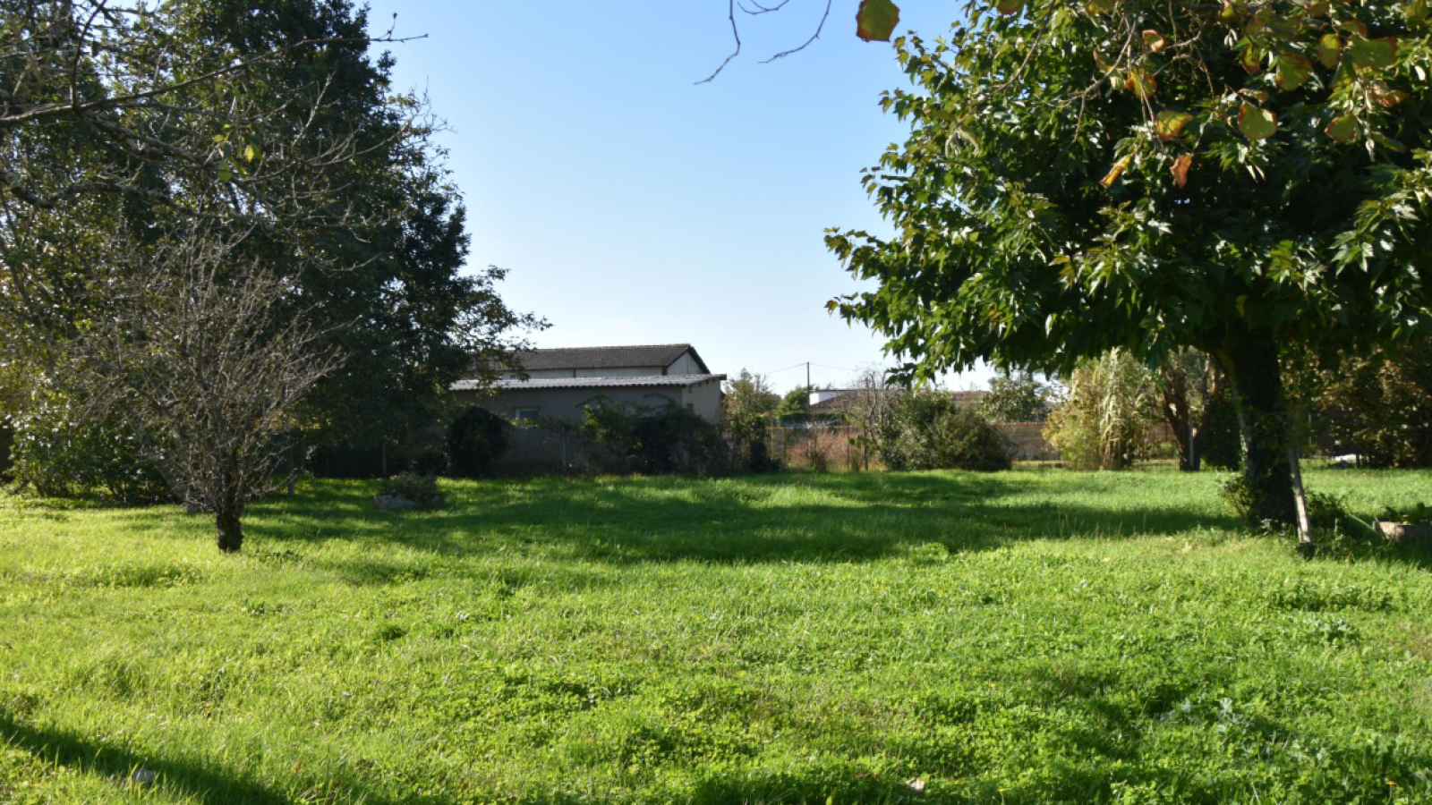 Terrain constructible de 1095m2 à Montussan