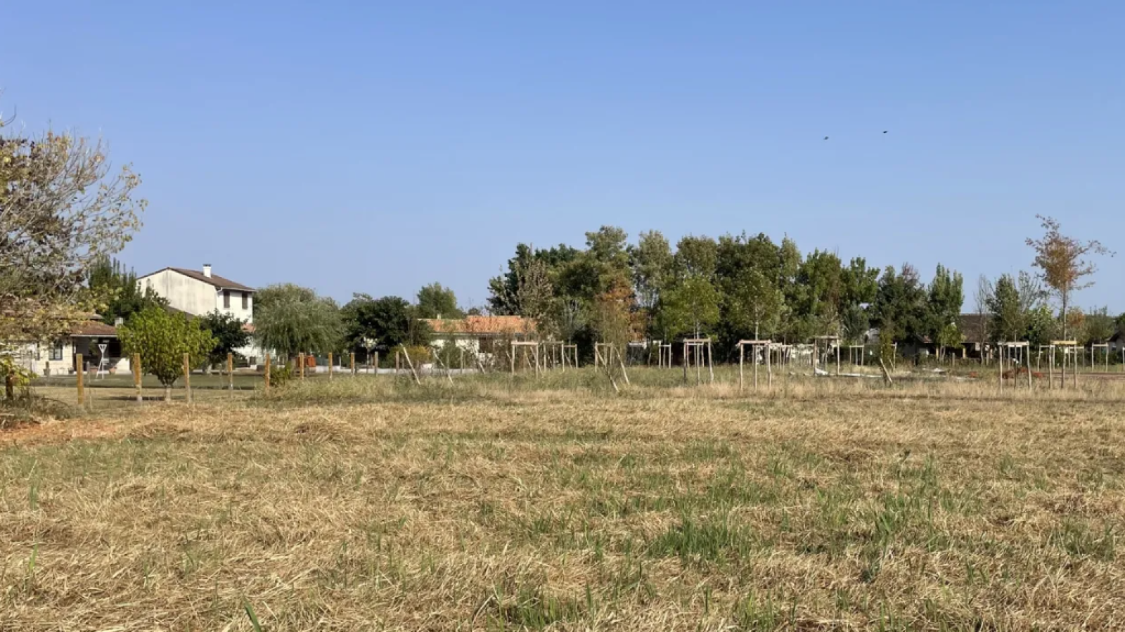 Terrain constructible de 565m2 à Saint-Laurent-d'Arce