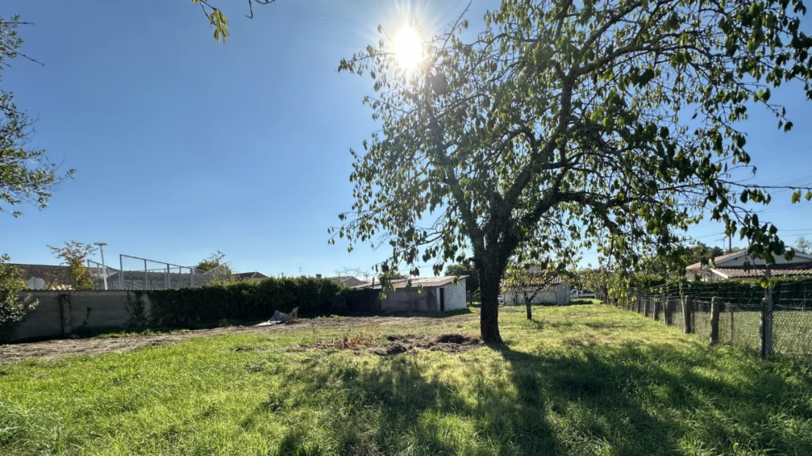 Terrain constructible de 1340m2 à Bourg