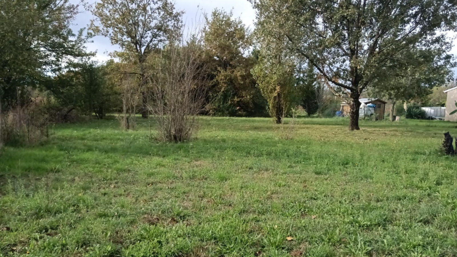 Terrain constructible de 530m2 à Saint-Romain-la-Virvée