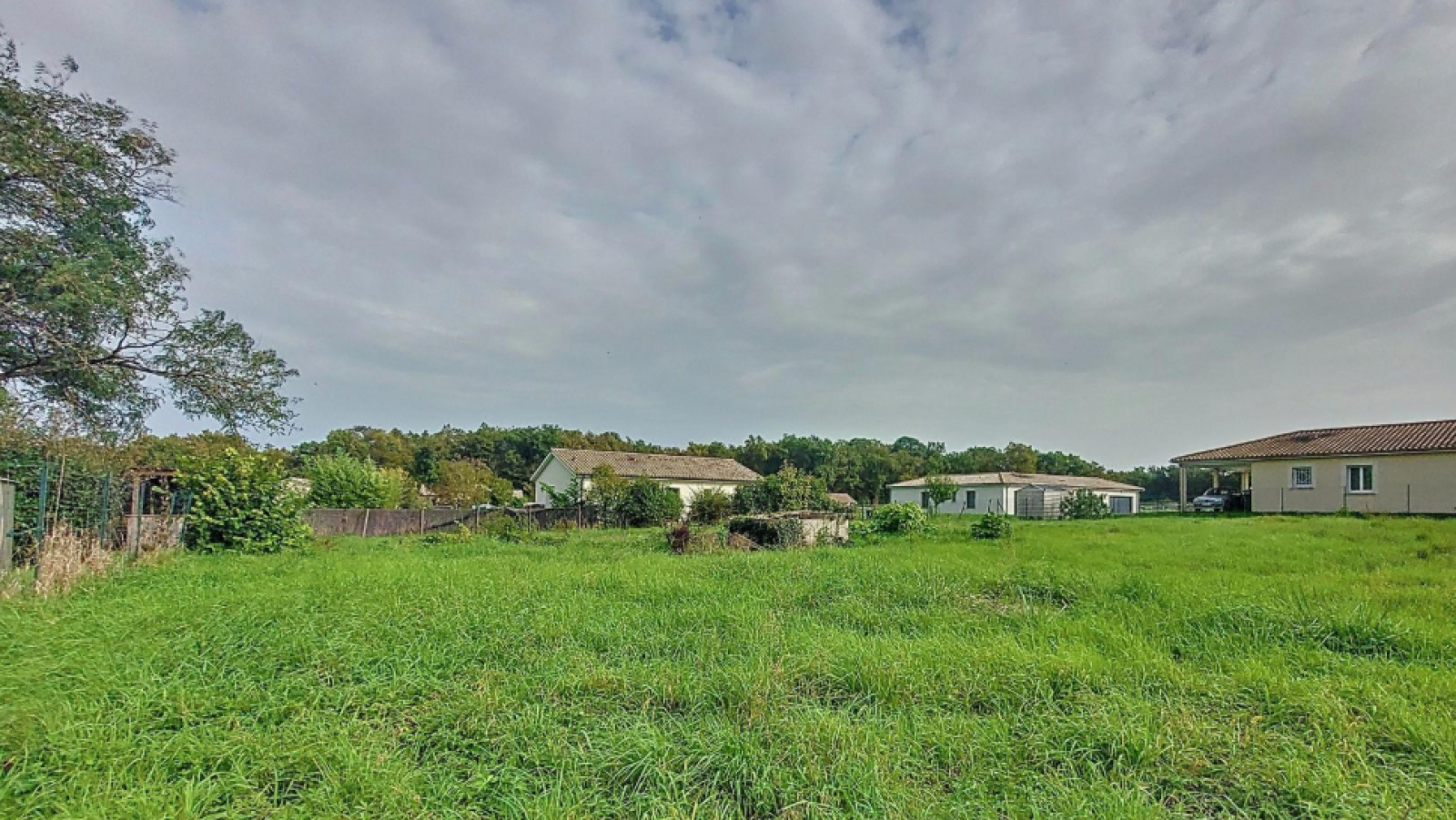 Terrain constructible de 884m2 à Bourg