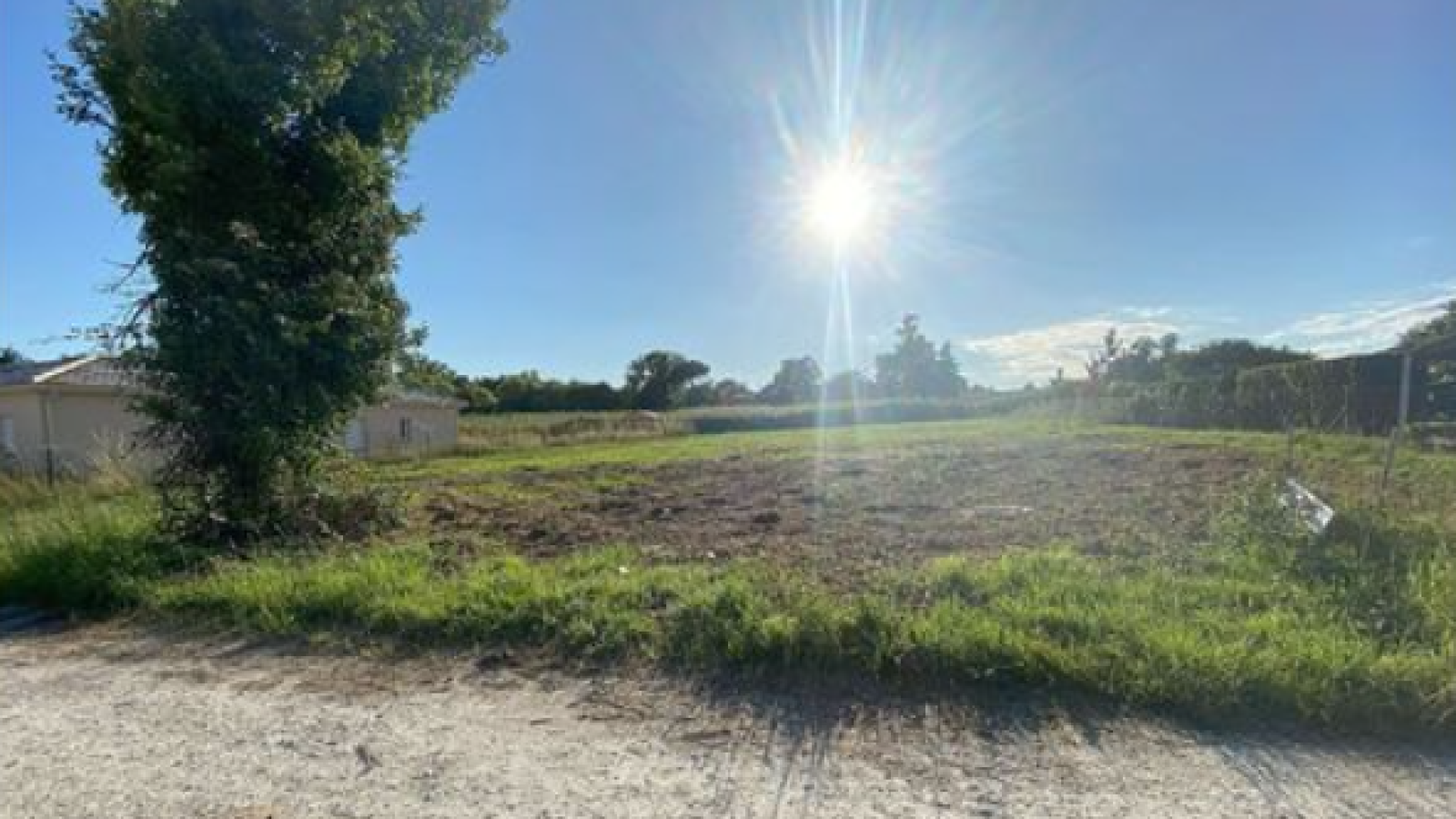 Terrain constructible de 540m2 à Naujan-et-Postiac