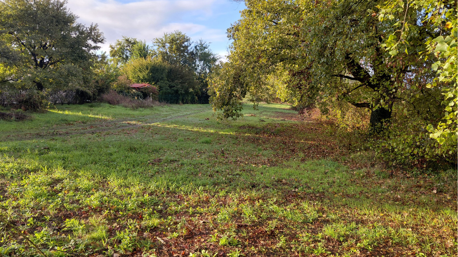 Terrain constructible de 908m2 à Sablons