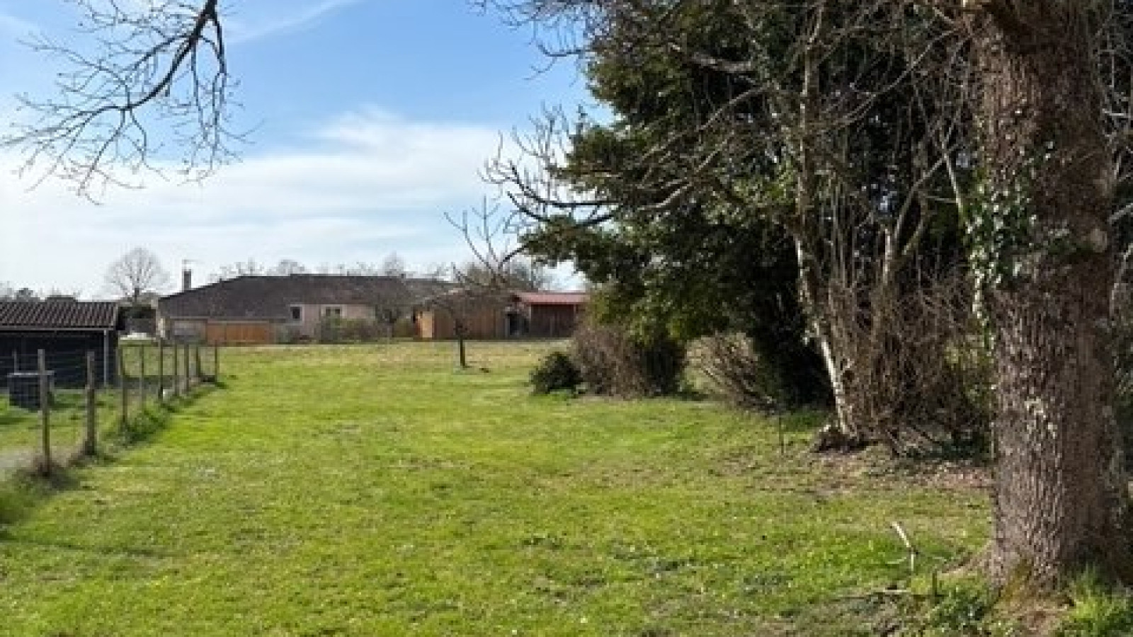 Terrain constructible de 392m2 à Saint-Germain-du-Puch